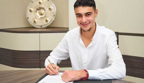 Aleksandar Pavlovič v stredu podpísal prvú profesionálnu zmluvu s Bayernom Mníchov.