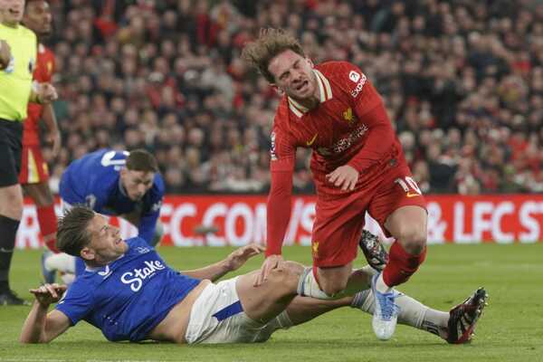 Hráč Liverpoolu Alexis Mac Allister (vpravo) je faulovaný od hráča Evertonu Jamesa Tarkowskeho.