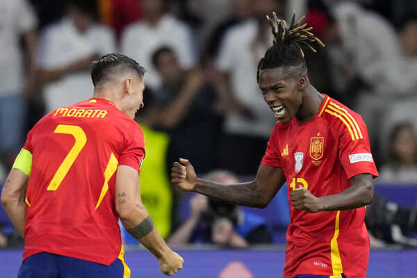 Alvaro Morata a Nico Williams v drese Španielska. Alvaro Morata a Nico Williams v drese Španielska.