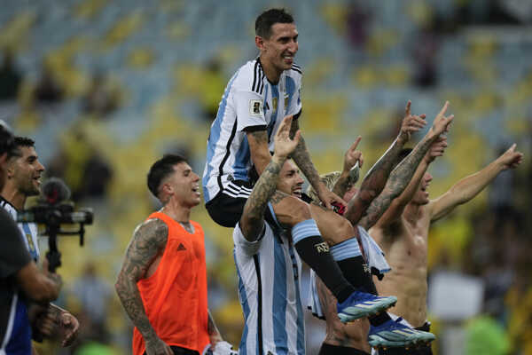 Ángel Di María sa teší so spoluhráčmi.