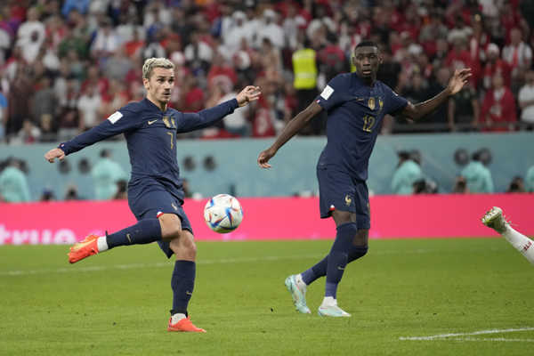 Antoine Griezmann strieľa gól, ktorý rozhodcovia napokon neuznali.