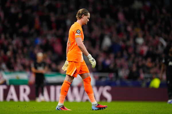 Brankár Tottenhamu Antonín Kinský odchádza z ihriska po striedaní.
