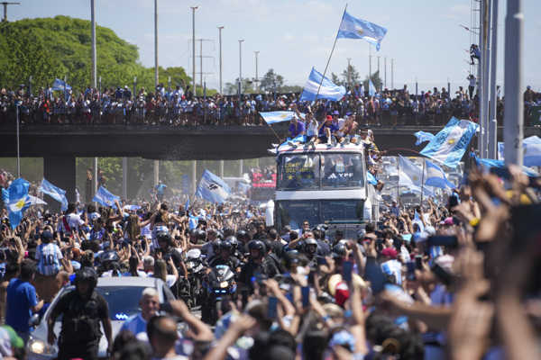 Argentínski fanúšikovia oslavujú triumf svojich na MS.