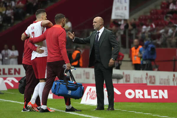 Poľský futbalista Arkadiusz Milik (druhý vľavo) kráča z ihriska.