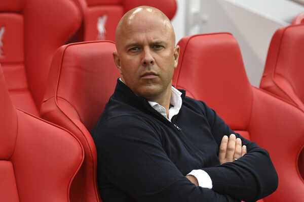 Arne Slot na lavičke Liverpool FC.