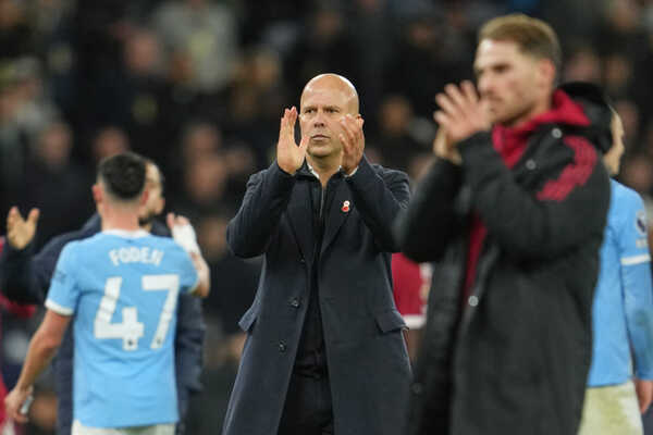 Tréner Liverpoolu Arne Slot (uprostred) tlieska po zápase anglickej Premier League.