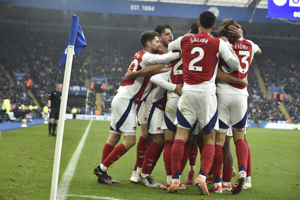 Futbalisti londýnskeho Arsenalu sa radujú po góle. Futbalisti londýnskeho Arsenalu sa radujú po góle.