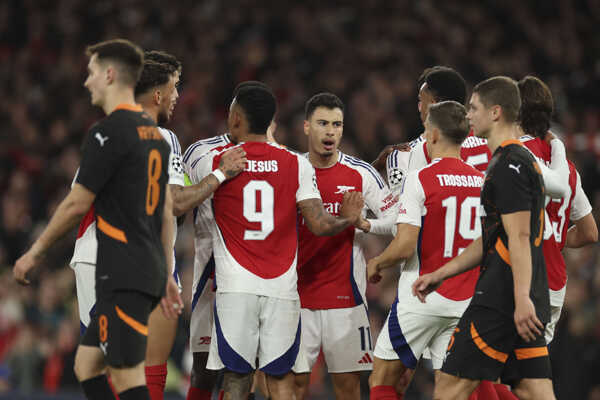 Gólové oslavy futbalistov Arsenalu.