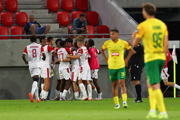 Futbalisti AS Trenčín sa radujú z gólu.