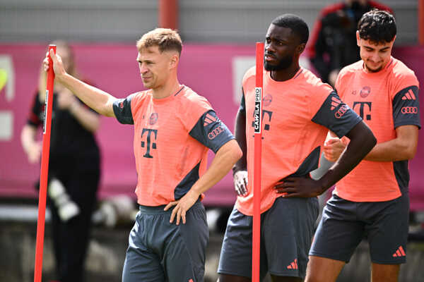 Zľava hráči Bayernu Mníchov Joshua Kimmich, Dayot Upamecano a Aleksandar Pavlovič počas tréningu v Mníchove.