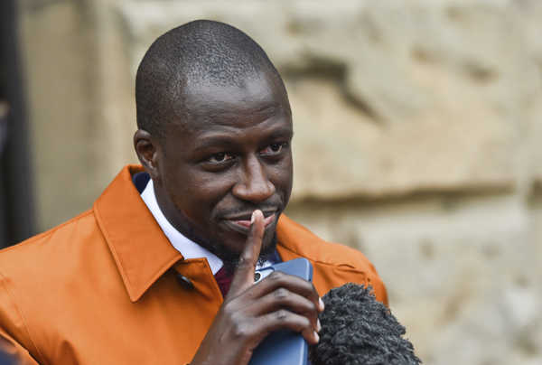 Bývalý hráč Manchestru City Benjamin Mendy kráča na súd. Bývalý hráč Manchestru City Benjamin Mendy kráča na súd.