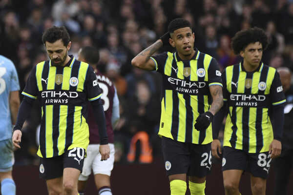 Zľava hráči Manchesteru Bernardo Silva, Savinho a Rico Lewis odchádzajú z ihriska po zápase.