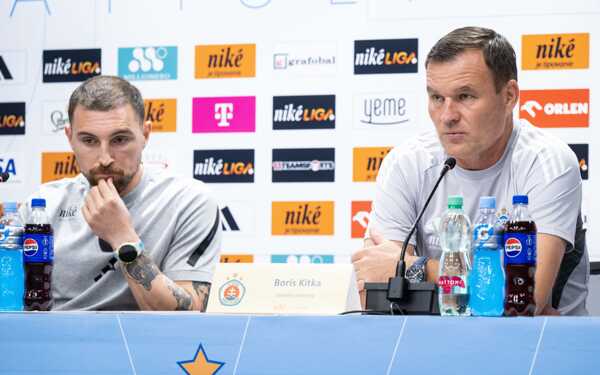 Asistent trénera ŠK Slovan Bratislava Boris Kitka (vpravo) a futbalista ŠK Slovan Bratislava Guram Kašia.