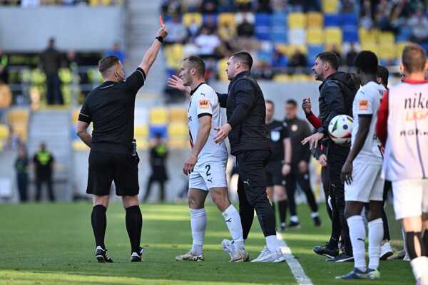 Vľavo rozhodca stretnutia Boris Marhefka udeľuje červenú kartu trénerovi Trnavy Michalovi Gašparíkovi a jeho asistentovi
