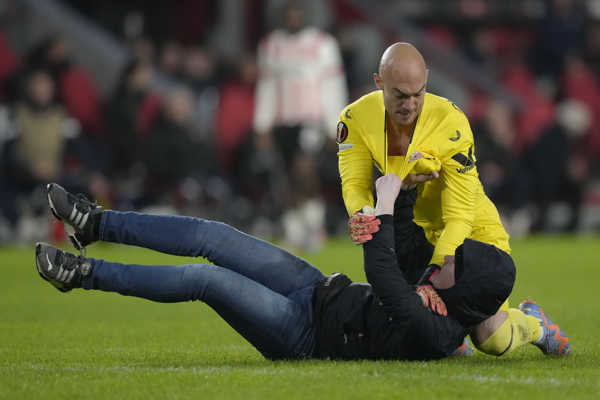 Marko Dmitrovič sa bráni pred útočiacim fanúšikom Eindhovenu.
