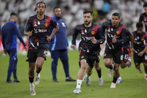 Futbalista Manchestru United Bruno Fernandes (uprostred) sa rozcvičuje so spoluhráčmi.