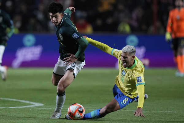 Bruno Guimaraes a Efrain Morales v súboji o loptu.