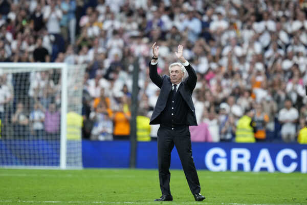 Tréner Realu Madrid Carlo Ancelotti máva divákom.
