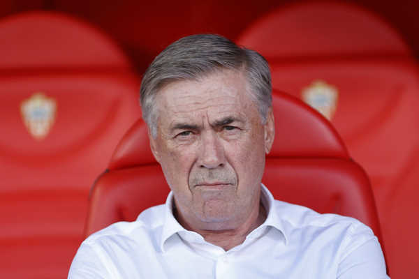 Carlo Ancelotti čaká na úvodný výkop zápasu španielskej La Ligy Almeria - Real Madrid.