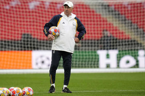Carlo Ancelotti na tréningu Realu.