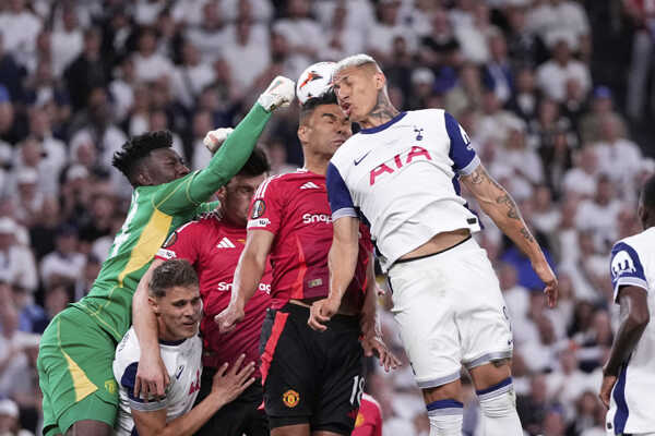 Casemiro, Richarlison a brankár Onana v súboji o loptu.