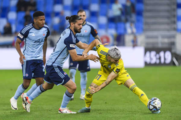 Zľava Cesar Blackman (Slovan), Kyriakos Savvidis (Slovan) a Marcel Vasiľ (Košice) v súboji.