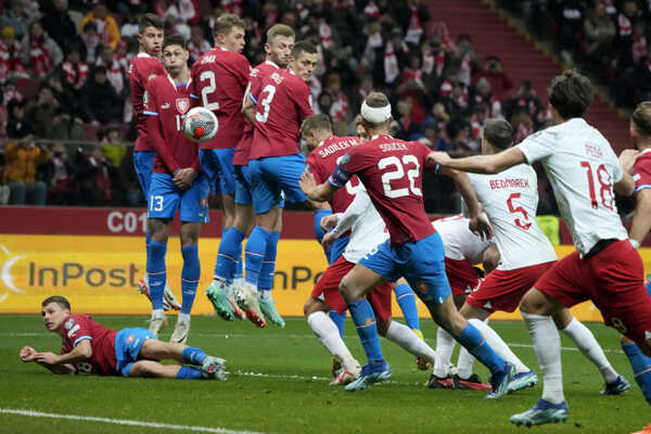 Futbalisti Poľska (biele dresy) a Českej republiky (červené dresy) počas kvalifikačného zápasu E-skupiny.