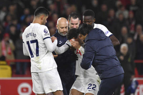 Krvácajúci Brennan Johnson v opatere lekárov.