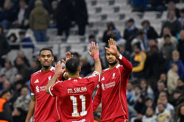 Hráči Liverpoolu sprava Cody Gakpo, Mohamed Salah a Ryan Gravenberch sa tešia z gólu.
