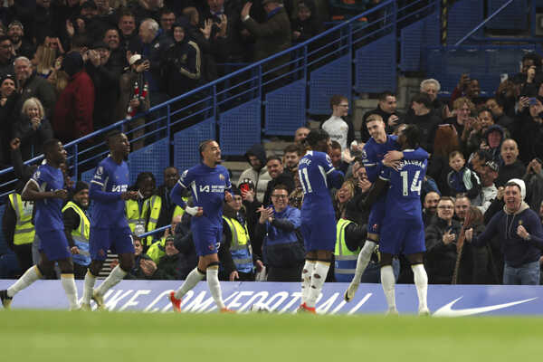 Hráči Chelsea oslavujú gól.