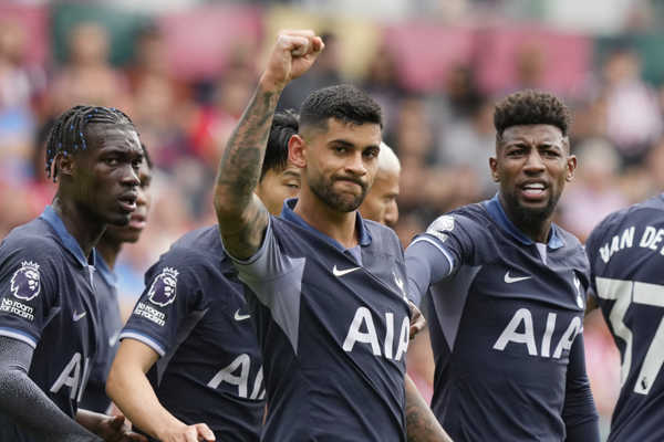 Hráč Tottenhamu Cristian Romero (uprostred) oslavuje so spoluhráčmi svoj gól.