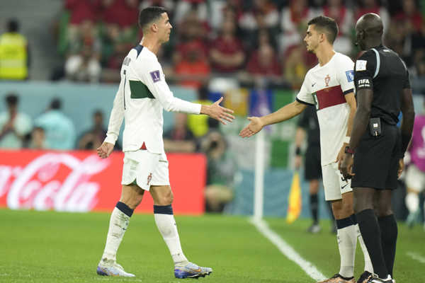 Cristiano Ronaldo odchádza z ihriska.
