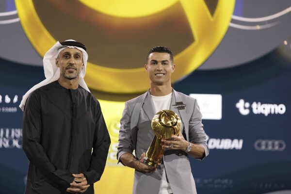 Cristiano Ronaldo pózuje s cenou počas vyhlásenia ankety Globe Soccer Awards v Dubaji. Cristiano Ronaldo pózuje s cenou počas vyhlásenia ankety Globe Soccer Awards v Dubaji.