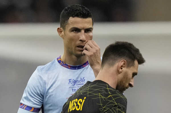 Cristiano Ronaldo verzus Lionel Messi.
