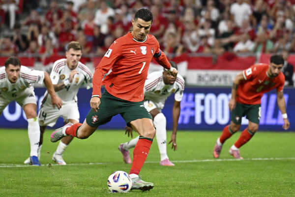 Portugalský futbalista Cristiano Ronaldo strieľa gól z penalty.