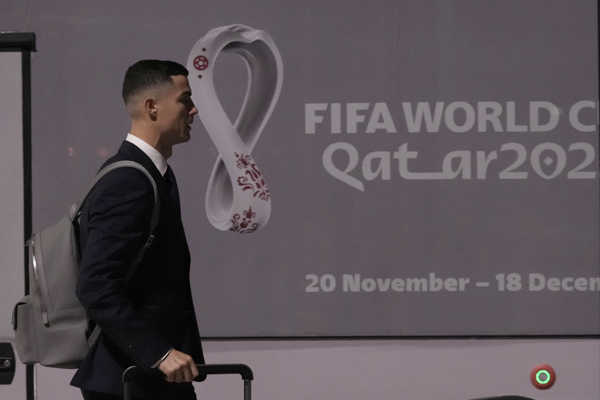 Cristiano Ronaldo po prílete do Kataru.