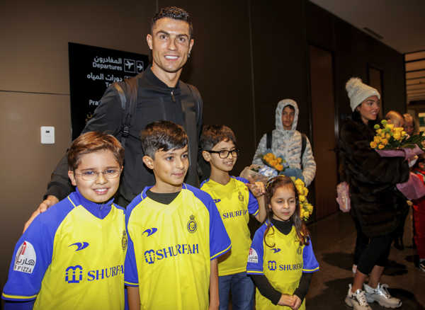 Cristiano Ronaldo po prílete na medzinárodné letisko v saudskoarabskom Rijáde.