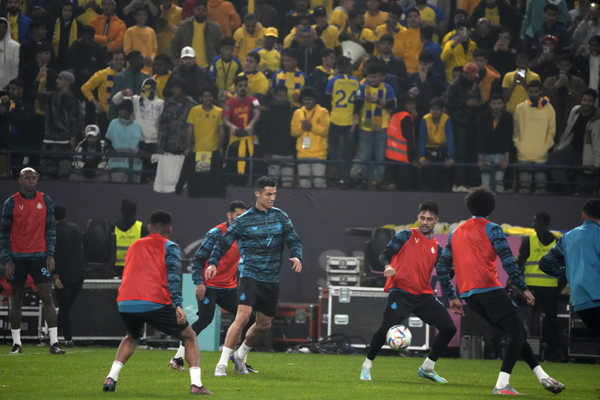 Cristiano Ronaldo na tréningu so spoluhráćmi.