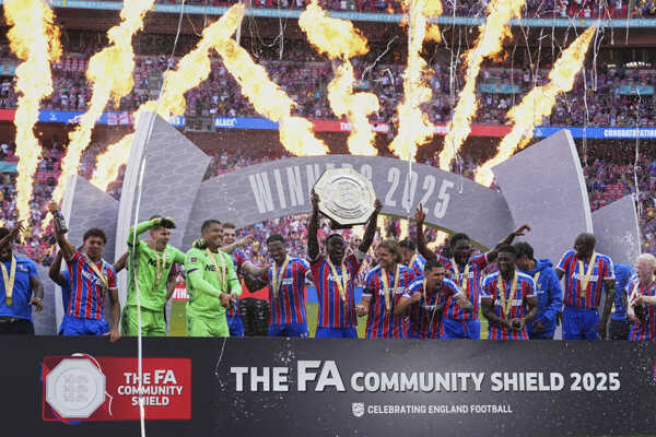 Futbalisti Crystal Palace oslavujú víťazstvo po finále anglického Superpohára.