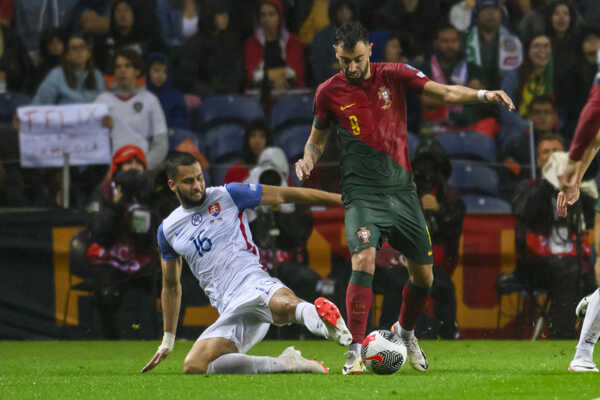 Dávid Hancko v súboji s Brunom Fernandesom. Dávid Hancko v súboji s Brunom Fernandesom.