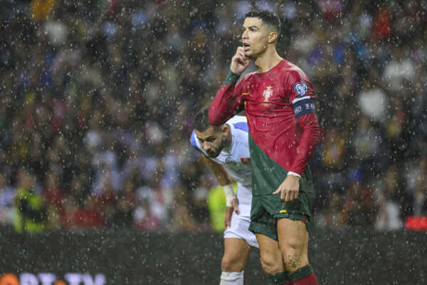 Dávid Hancko (Slovensko) a Cristiano Ronaldo (Portugalsko). Dávid Hancko (Slovensko) a Cristiano Ronaldo (Portugalsko).