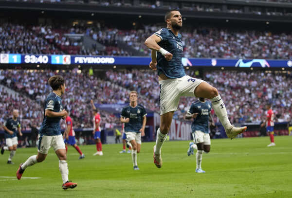 Dávid Hancko z Feyenoordu sa teší z gólu.