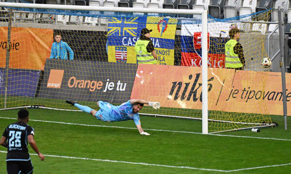 Brankár Košíc Dávid Šípoš inkasuje gól.