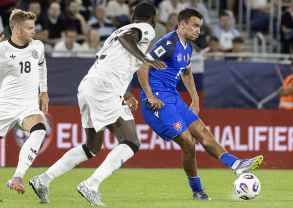 Sprava hráč Slovenska David Strelec, hráč Nemecka Antonio Rüdiger a hráč Nemecka Maximilian Mittelstädt.