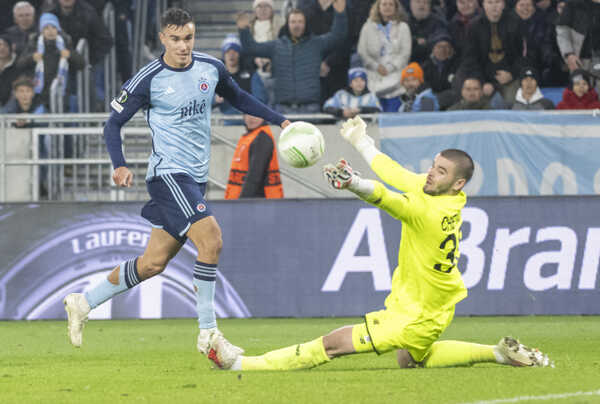 Zľava Dávid Strelec (ŠK Slovan Bratislava) a Lucas Chevalier (OSC Lille) počas zápasu.