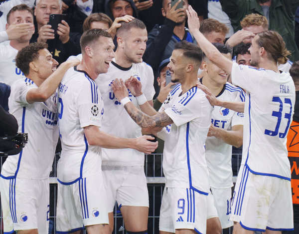 Denis Vavro a jeho gólové oslavy so spoluhráčmi. Denis Vavro a jeho gólové oslavy so spoluhráčmi.