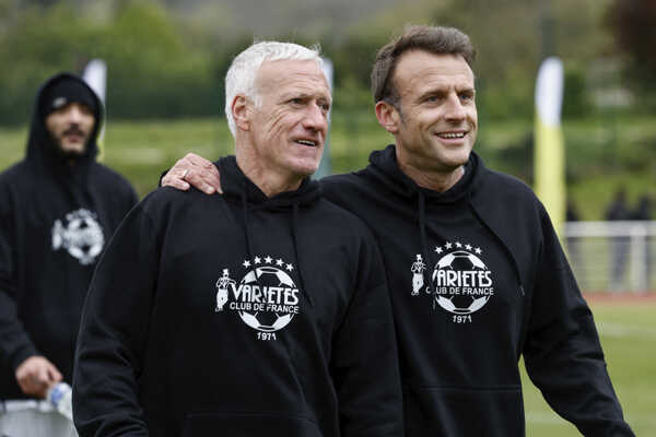 Francúzsky prezident Emmanuel Macron (vpravo) a tréner Francúzska Didier Deschamps.