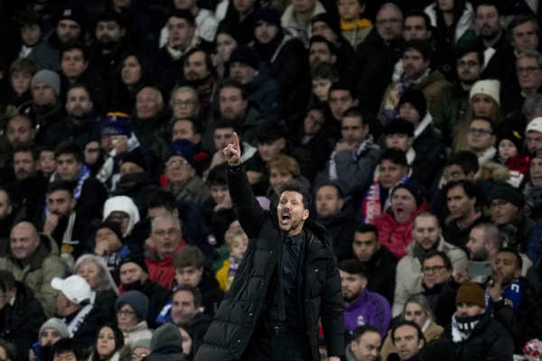 Diego Simeone dáva pokyny hráčom vo štvrťfinále španielskeho futbalového pohára Copa del Rey.