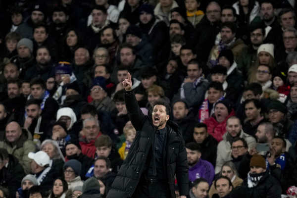 Diego Simeone dáva pokyny hráčom vo štvrťfinále španielskeho futbalového pohára Copa del Rey. Diego Simeone dáva pokyny hráčom vo štvrťfinále španielskeho futbalového pohára Copa del Rey.