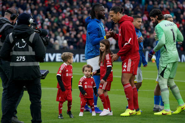 Dinis a Duarte, dve z troch detí zosnulého futbalistu Dioga Jotu, pred zápasom.